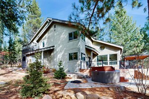 Exterior - Expansive Tahoe home with hot tub, deck, sauna, game room and washer&dryer (Truckee)