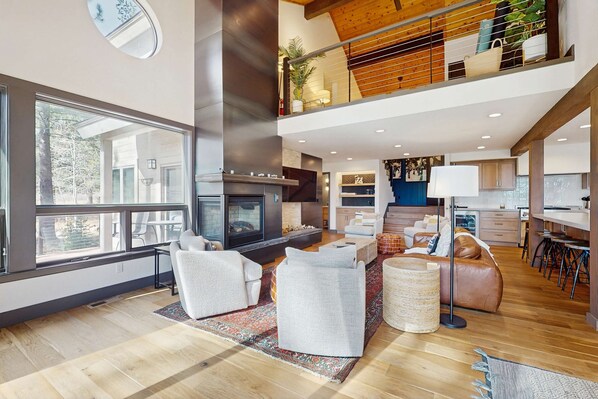 TV, fireplace, offices - Expansive Tahoe home with hot tub, deck, sauna, game room and washer&dryer (Truckee)