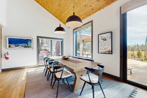 Dining - Expansive Tahoe home with hot tub, deck, sauna, game room and washer&dryer (Truckee)