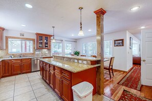 Fridge, microwave, oven, stovetop - Updated Retreat with Game Room, Pool Table & Foosball (South Lake Tahoe)