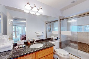 Douche, sèche-cheveux, serviettes fournies