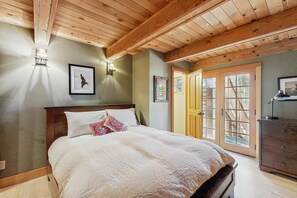 Iron/ironing board, WiFi, bed sheets - Luxury lakefront home with private hot tub, on-site dock, fireplace & HOA beach (Soda Springs)