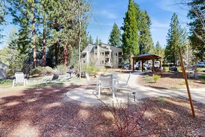 Outdoor dining - Charming & classic condo with WiFi, gas fireplace, full kitchen, & deck (Incline Village)