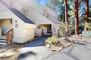 Exterior - Charming & classic condo with WiFi, gas fireplace, full kitchen, & deck (Incline Village)