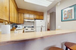 Fridge, microwave, oven, stovetop - Charming & classic condo with WiFi, gas fireplace, full kitchen, & deck (Incline Village)