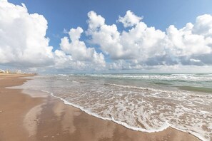 Beach nearby - Scallop Waterfront Cottage @ LIV `Gateway to Mars` (Port Isabel)