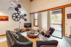 TV, fireplace, offices - 3BR Townhome in Northstar - Shuttle to slopes (Northstar - Truckee)
