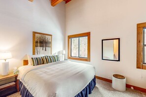 3 bedrooms, iron/ironing board, WiFi, bed sheets - 3BR Townhome in Northstar - Shuttle to slopes (Northstar - Truckee)