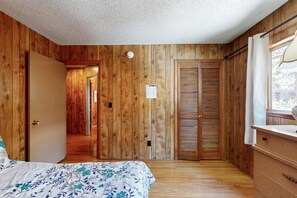WiFi, bed sheets - Dog-Friendly Tahoe City House Near Hiking and Skiing - Walk to Lake (Tahoe City)