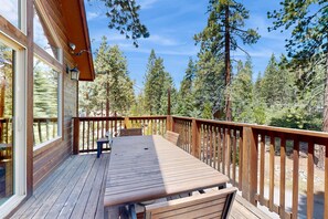 Outdoor dining - with Private Hot Tub & Deck Short Walk to Beach, Near Skiing (Kings Beach)