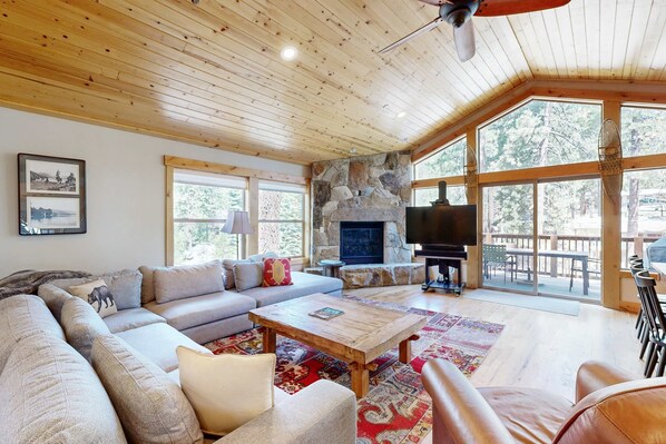 TV, fireplace, offices - with Private Hot Tub & Deck Short Walk to Beach, Near Skiing (Kings Beach)