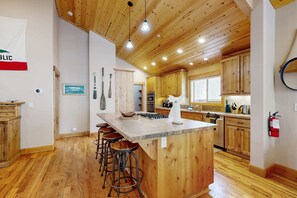 Fridge, microwave, oven, stovetop - with Private Hot Tub & Deck Short Walk to Beach, Near Skiing (Kings Beach)