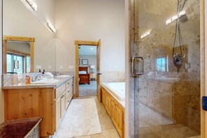 Shower, hair dryer, towels - with Private Hot Tub & Deck Short Walk to Beach, Near Skiing (Kings Beach)