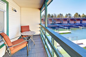 Outdoor dining - Waterfront Condo - Close to Camp Richardson & Heavenly (South Lake Tahoe)