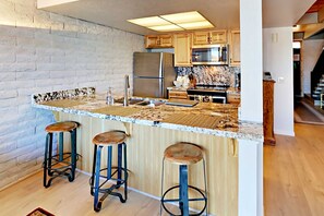 コーヒー / ティーメーカー、冷蔵庫、電子レンジ、オーブン
