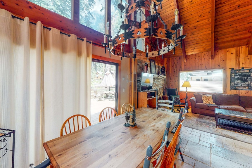 Serene Cabin With Expansive Deck, Grill, Fireplace - Near Skiing - Walk To Beach - Lake Tahoe