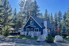Exterior - Beautifully Updated Home - 10 Minutes to Heavenly & Beach (South Lake Tahoe)