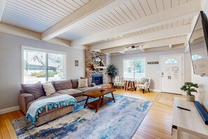TV, fireplace, DVD player, offices - Beautifully Updated Home - 10 Minutes to Heavenly & Beach (South Lake Tahoe)