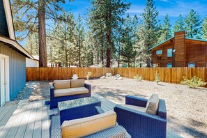 Property grounds - Beautifully Updated Home - 10 Minutes to Heavenly & Beach (South Lake Tahoe)