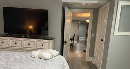 Spacious Comfy 1-Bedroom Apt ~ Dover / Portsmouth ~ Free Wine ~ AC / Heat