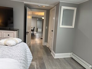 Room - Spacious Comfy 1-Bedroom Apt ~ Dover / Portsmouth ~ Free Wine ~ AC / Heat (Dover)