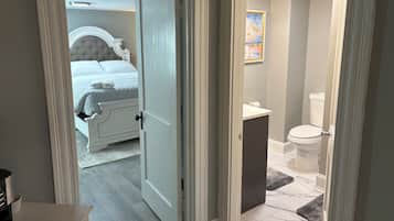 1 slaapkamer, een strijkplank/strijkijzer, reisbedje, gratis wifi
