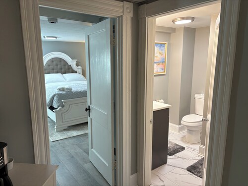 Spacious Comfy 1-Bedroom Apt ~ Dover / Portsmouth ~ Free Wine ~ AC / Heat