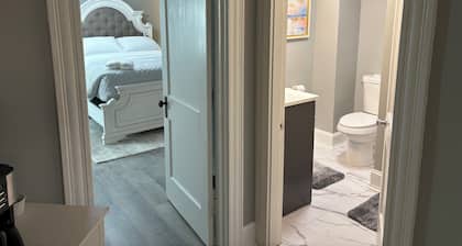 Spacious Comfy 1-Bedroom Apt ~ Dover / Portsmouth ~ Free Wine ~ AC / Heat