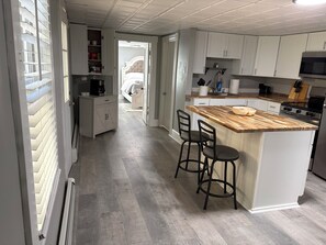 Fridge, microwave, oven, stovetop - Spacious Comfy 1-Bedroom Apt ~ Dover / Portsmouth ~ Free Wine ~ AC / Heat (Dover)