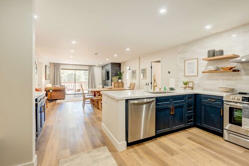 Charming condo with a wet bar, fireplace, washer&dryer, deck - central location