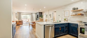Charming condo with a wet bar, fireplace, washer&dryer, deck - central location