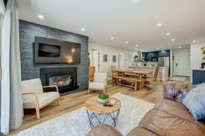 تلفزيون، مدفأة، مكتب