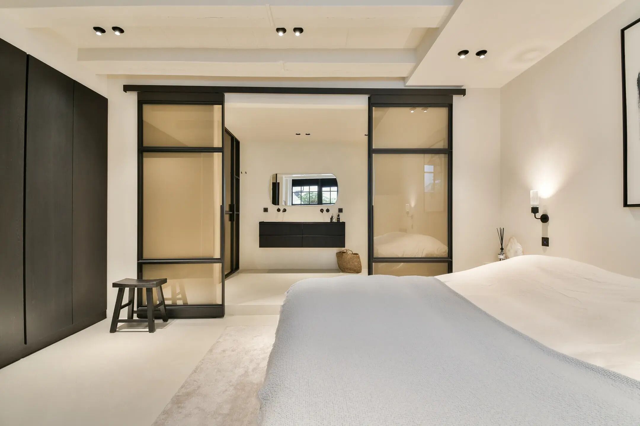 3 slaapkamers, een strijkplank/strijkijzer, wifi, beddengoed