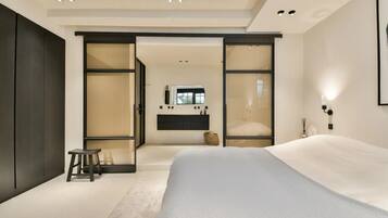 3 slaapkamers, een strijkplank/strijkijzer, wifi, beddengoed