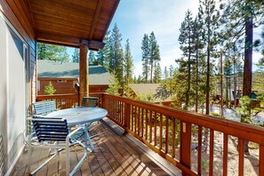 Outdoor dining - Beautiful Home Amid the Trees Tahoe Donner (Truckee)