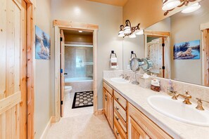 Shower, hair dryer, towels - Beautiful Home Amid the Trees Tahoe Donner (Truckee)
