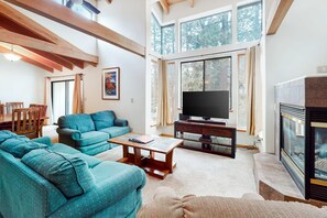 TV, fireplace, DVD player, offices - Spacious townhouse with shared hot tub & pool sleeps 6 (Stateline)