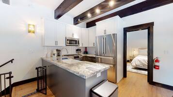 Coffee/tea maker, fridge, microwave, oven