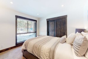 3 bedrooms, WiFi, bed sheets - Tahoe-Modern Condo with High-Speed WiFi, Fireplace, & W/D (Incline Village)