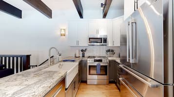 Coffee/tea maker, fridge, microwave, oven