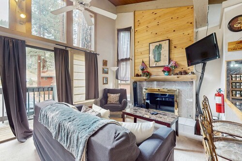 Slopeside alpine condo with gas fireplace, shared hot tub-at base of Heavenly Lodge