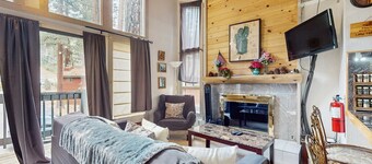 Slopeside alpine condo with gas fireplace, shared hot tub-at base of Heavenly Lodge