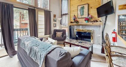 Slopeside alpine condo with gas fireplace, shared hot tub-at base of Heavenly Lodge