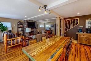 TV, fireplace, offices - Hot Tub & Backyard - Walk 2 Blocks to Lake & Restaurants (Kings Beach)