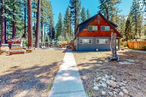 Exterior - Hot Tub & Backyard - Walk 2 Blocks to Lake & Restaurants (Kings Beach)