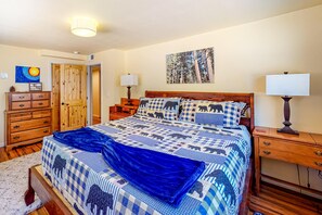 5 bedrooms, iron/ironing board, WiFi, bed sheets - Hot Tub & Backyard - Walk 2 Blocks to Lake & Restaurants (Kings Beach)