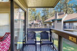 Property grounds - Beautiful Condo with private beach access, shared pools & hot tubs (South Lake Tahoe)
