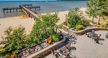 Beautiful Condo with private beach access, shared pools & hot tubs