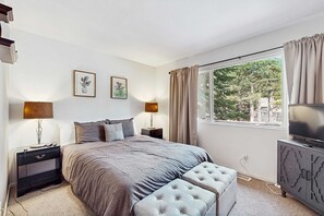 Iron/ironing board, WiFi, bed sheets - Cozy, dog-friendly cabin with large private deck, fireplace, BBQ-close to trails (South Lake Tahoe)