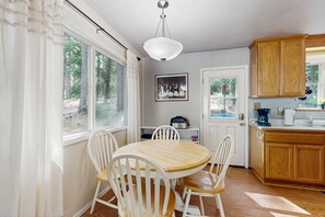 Dining - Cozy, dog-friendly cabin with large private deck, fireplace, BBQ-close to trails (South Lake Tahoe)